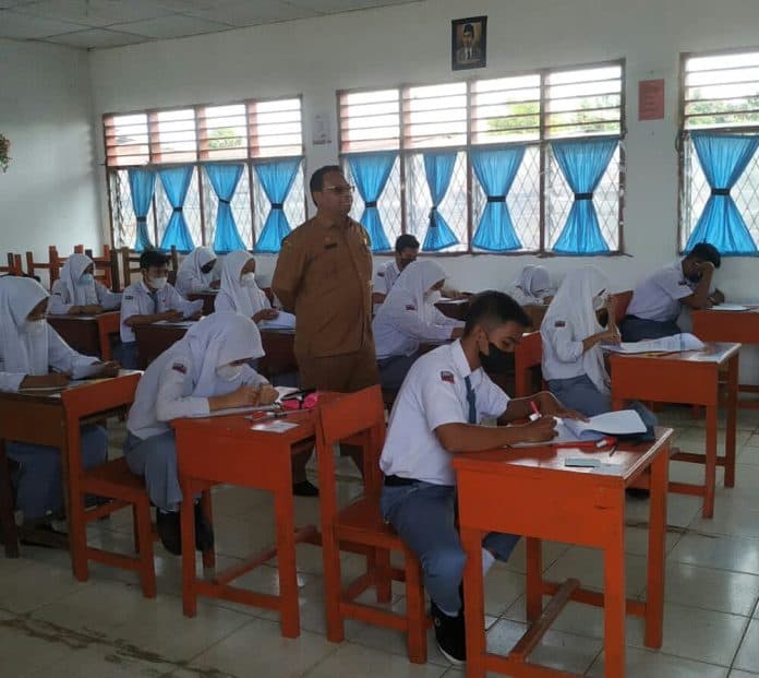 kacabdis_siantar_monitoring_pelaksanaan_ujian_sekolah_tingkat_sma_smk
