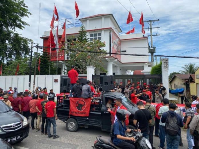 kader_dan_simpatisan_pdip_sumut_desak_rapidin_simbolon_mundur_dari_jabatan