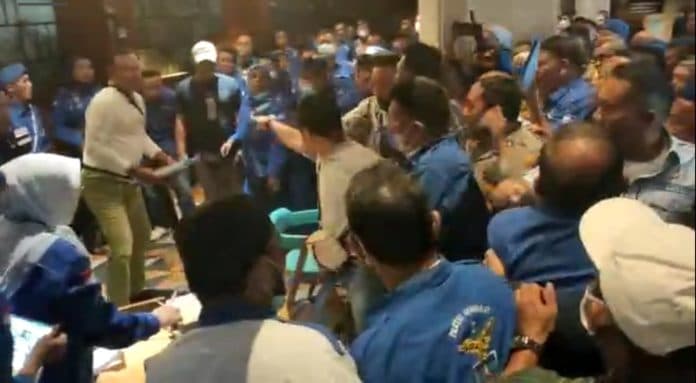 kader_partai_demokrat_baku_hantam_saat_muscab_di_medan