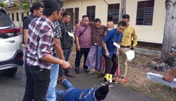 kades_dan_anaknya_jadi_tersangka_kasus_penganiayaan_di_asahan_15_adegan_direkonstruksi