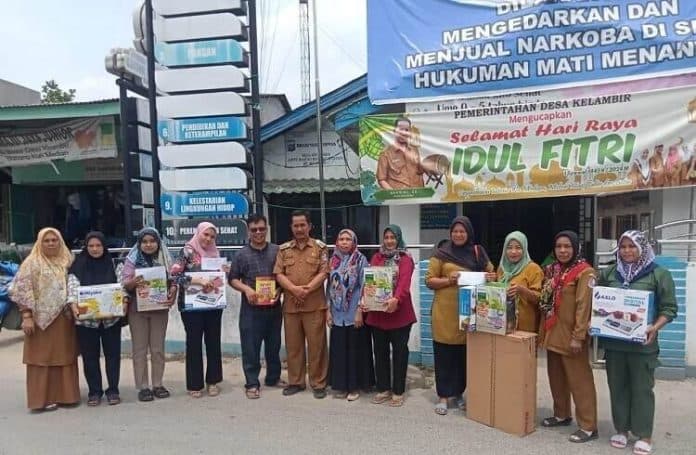 kades_di_deli_serdang_salurkan_bantuan_peralatan_memasak_ke_kelompok_wanita_nelayan
