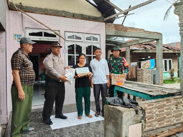 kades_rantau_panjang_serahkan_bantuan_pangan_kepada_korban_bencana_puting_beliung