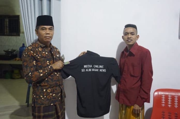 kades_sei_alim_hasak_berikan_penghargaan_kepada_tokoh_pemuda_desa