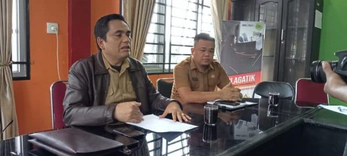 kadis_kominfo_pakpak_bharat_klarifikasi_berita_diskominfo_bohongi_masyarakat