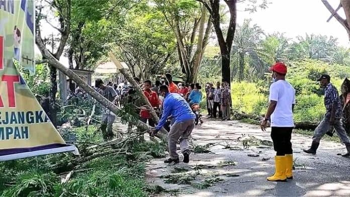 kadis_lhkp_batu_bara_pimpin_gotroy_tata_jalan_sei_bejangkar