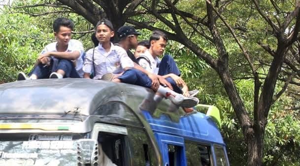 kadisdik_simalungun_minta_kepsek_melarang_pelajar_naik_di_atas_kap_angdes