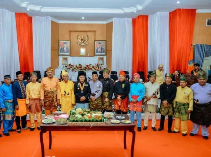kado_spesial_tongkat_adat_zuriat_datu_negeri_batubara_hadiri_rapat_paripurna_istimewa