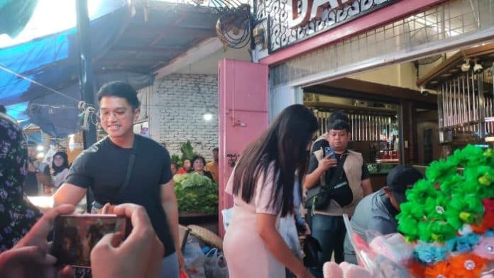 kaesang_dan_istri_belanja_di_pasar_sei_sikambing_medan