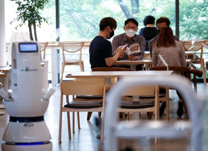 kafe_korea_selatan_pekerjakan_robot_barista_untuk_membantu_jaga_jarak_sosial