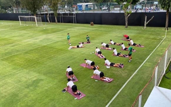 kain_hitam_selimuti_latihan_timnas_indonesia_media_asing_heran
