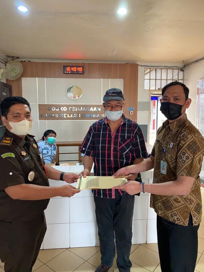kajari_medan_eksekusi_dpo_terpidana_kasus_penipuan_rp1_miliar_ke_lapas_cipinang