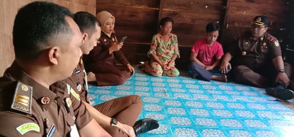 kajari_tanjungbalai_bantu_murid_smp_ini_bersekolah_lagi