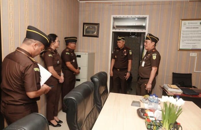 kajatisu_ingatkan_seluruh_jajaran_kejari_paluta_bijak_bermedsos
