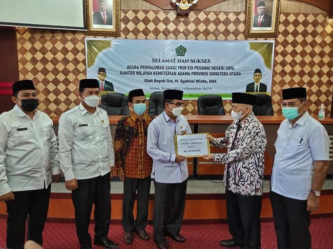 kakanwil_kemenag_sumut_salurkan_zakat_profesi_asn