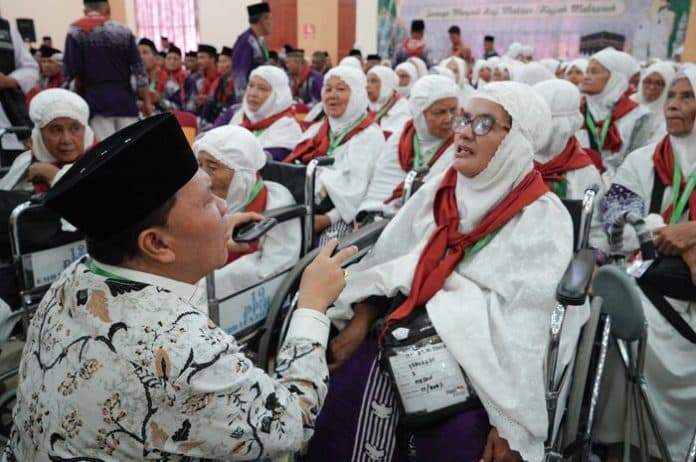 kakanwil_kemenag_sumut_tempatkan_jemaah_lansia_dan_disabilitas_duduk_di_kursi_bisnis