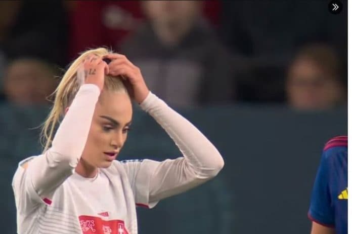 kalahkan_filipina_pesepak_bola_tercantik_main_20_menit_bela_timnas_swiss