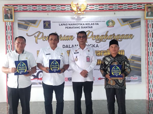 kalapas_narkotika_kelas_iia_pematangsiantar_serahkan_penghargaan_kepada_stakeholder