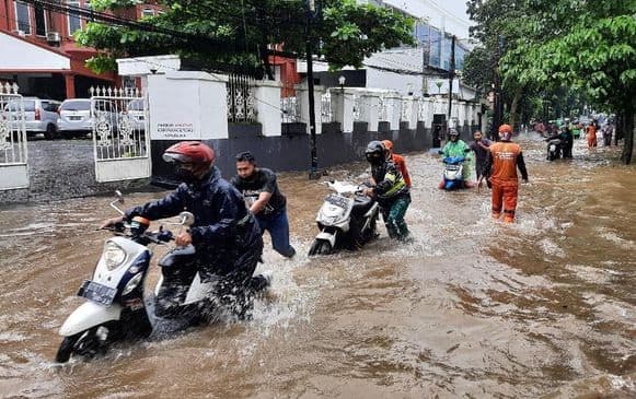kali_ciliwung_meluap_ibu_kota_jakarta_terendam_banjir
