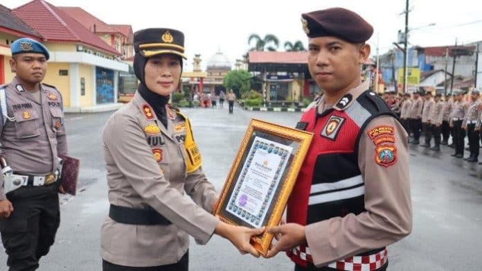 kali_ini_wakapolresta_deli_serdang_beri_penghargaan_ke_polisi_penyelamat_warga_terjebak_banjir