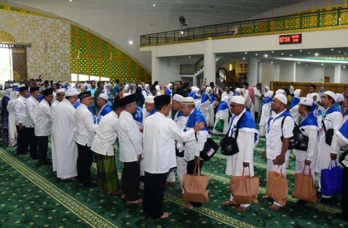kalimat_talbiyah_dan_azan_iringi_pelepasan_jemaah_calon_haji_deli_serdang