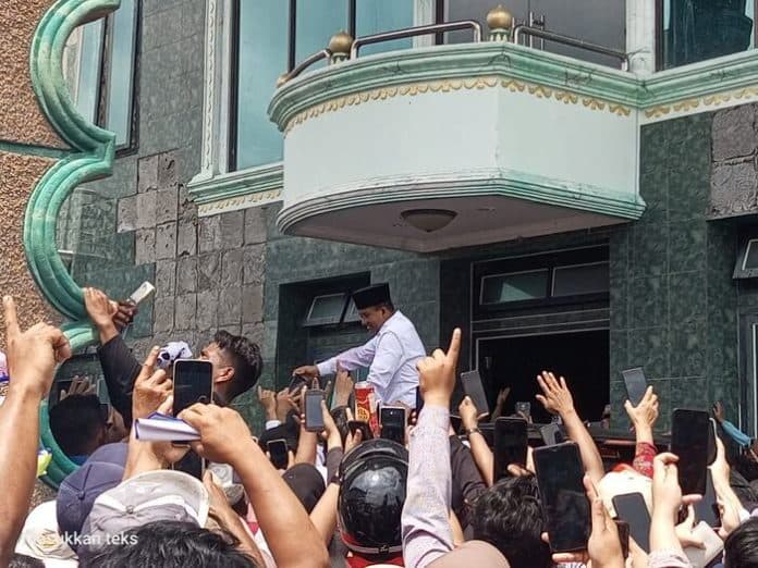 kampanye_akbar_di_tapsel_anies_disambut_puluhan_ribu_warga