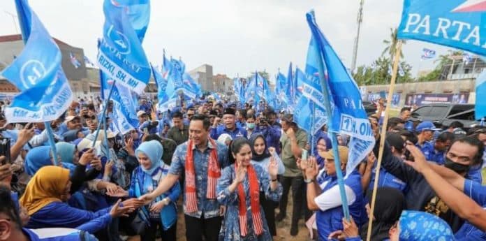 kampanye_dengan_vera_di_karawang_ahy_sebut_demokrat_tidak_ingin_beri_banyak_janji_tapi_beri_bukti