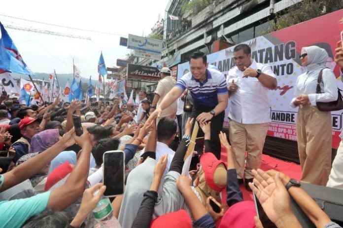 kampanye_di_pasar_raya_padang_ahy_sebut_indonesia_akan_semakin_maju_di_tangan_kepemimpinan_prabowo