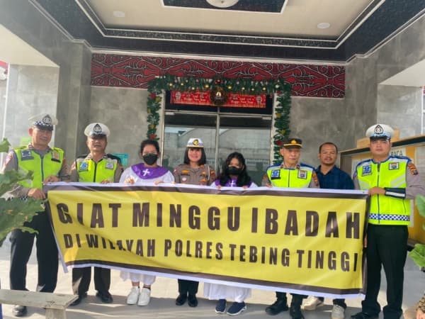 kanit_tipikor_dan_kasat_lantas_polres_tebing_tinggi_gelar_sosialisasi_di_hkbp