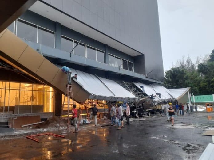 kanopi_roboh_ini_penjelasan_pihak_suzuya_merdeka_mall