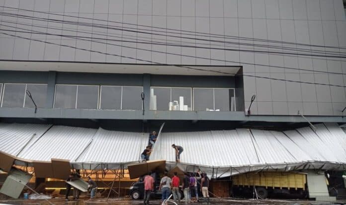 kanopi_suzuya_merdeka_mall_siantar_ambruk_putr_perintahkan_evaluasi