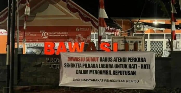kantor_bawaslu_sumut_dipasangi_spanduk_soal_perkara_boang_atensi_kita