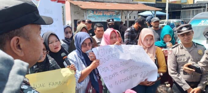 kantor_camat_hamparan_perak_digeruduk_ibu_ibu