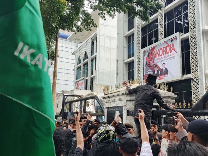 kantor_dprd_sumut_digeruduk_masyarakat_minta_pejabat_cawe_cawe_diadili