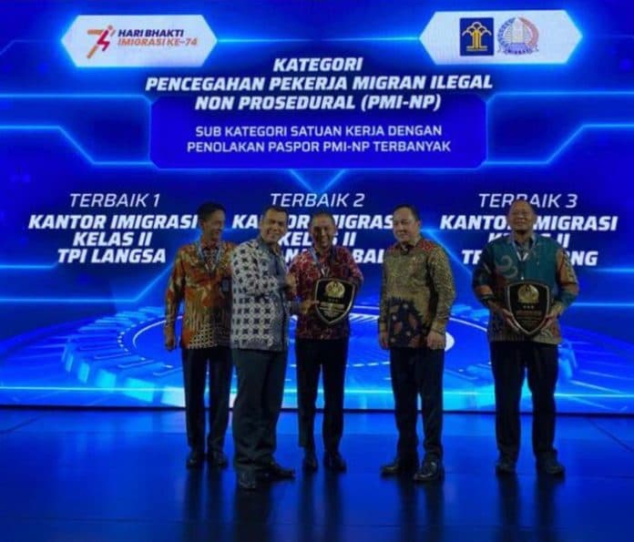kantor_imigrasi_tpi_tanjungbalai_asahan_dapat_penghargaan_terbaik_ii_kategori_penolakan_paspor_pmi_np_terbanyak