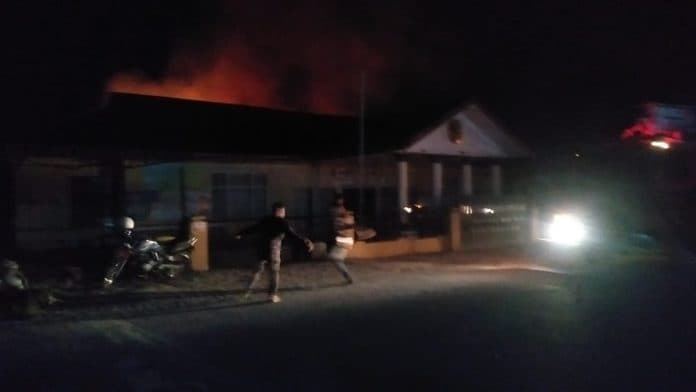 kantor_kemenag_dairi_terbakar_listrik_tiba_tiba_padam
