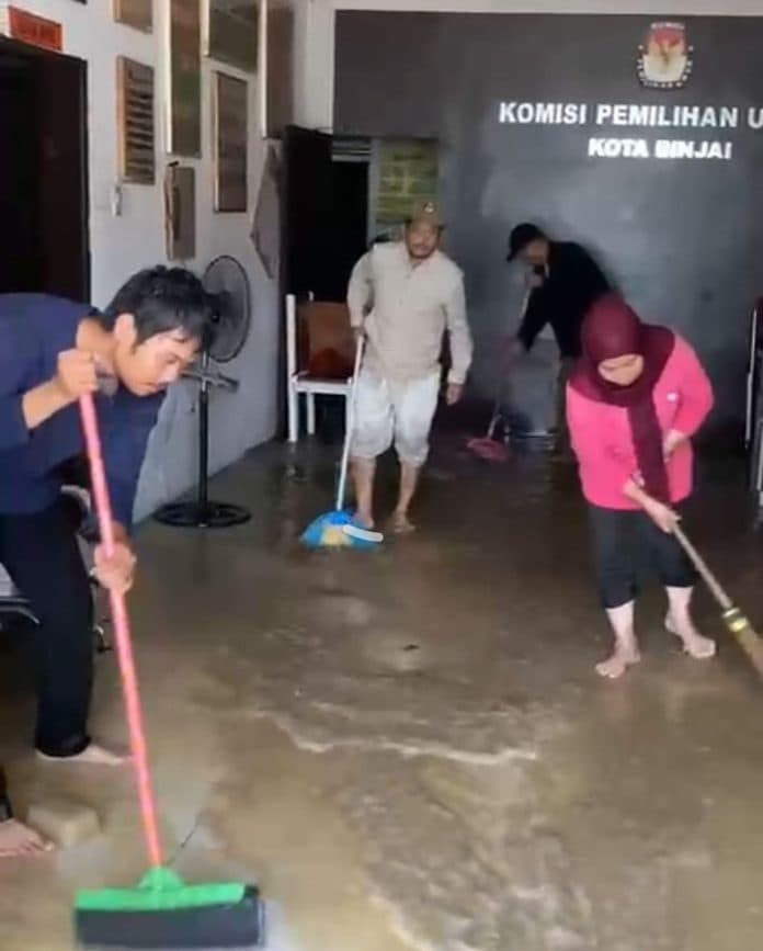 kantornya_kebanjiran_komisioner_kpu_binjai_berkantor_di_bawaslu