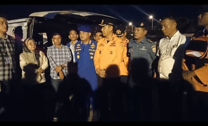 kapal_basarnas_evakuasi_2_nelayan_asing_ke_pelabuhan_belawan