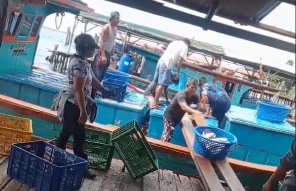 kapal_bom_ikan_bebas_beroperasi_hasil_tangkapan_dibongkar_di_sibolga