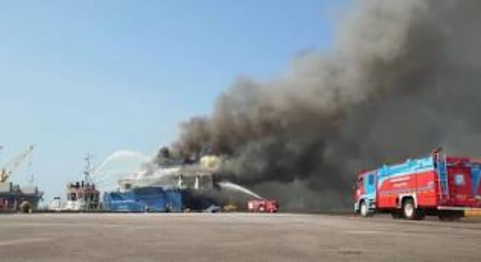 kapal_feri_terbakar_di_merak_5_penumpang_dilarikan_ke_rs_akibat_sesak_nafas