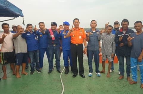 kapal_ikan_terbalik_di_perairan_selat_malaka_5_nelayan_bertahan_gunakan_fiber