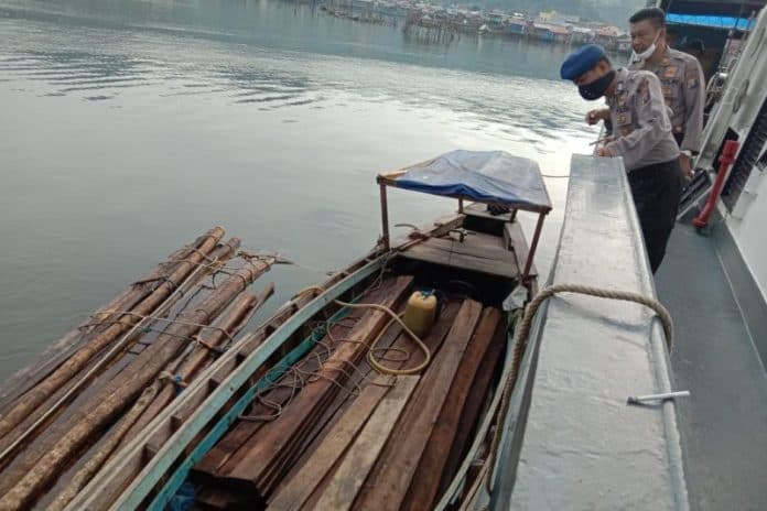 kapal_pengangkut_kayu_ilegal_diamankan_di_sibolga