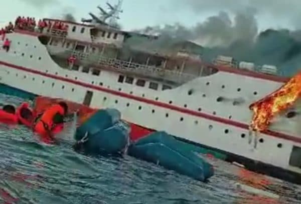 kapal_penumpang_km_karya_indah_terbakar_di_perairan_pulau_limafatola