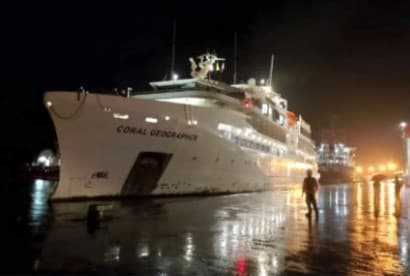 kapal_pesiar_ekspedisi_coral_geographer_sambangi_pelabuhan_belawan