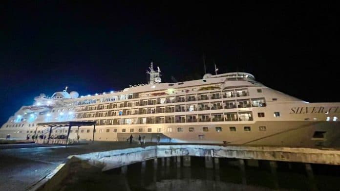 kapal_pesiar_esiar_silver_cloud_berpenumpang_ratusan_wisatawan_asing_bersandar_di_pelabuhan_belawan