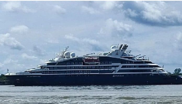 kapal_pesiar_mewah_perancis_laperouse_singgah_5_jam_di_agats