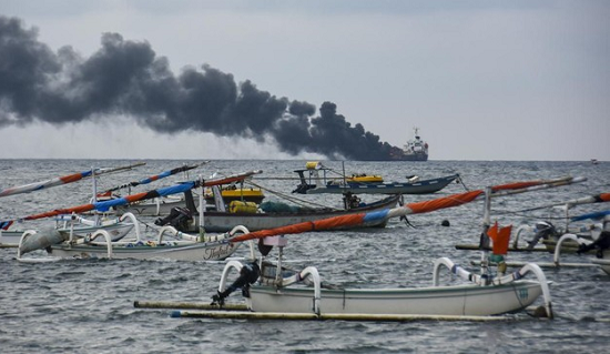 kapal_tanker_meledak_dan_terbakar_di_mataram_14_abk_dievakuasi_3_hilang