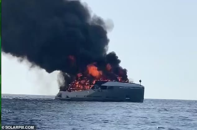 kapar_pesiar_milik_pemain_poker_pro_the_lion_terbakar_di_laut_mediterania