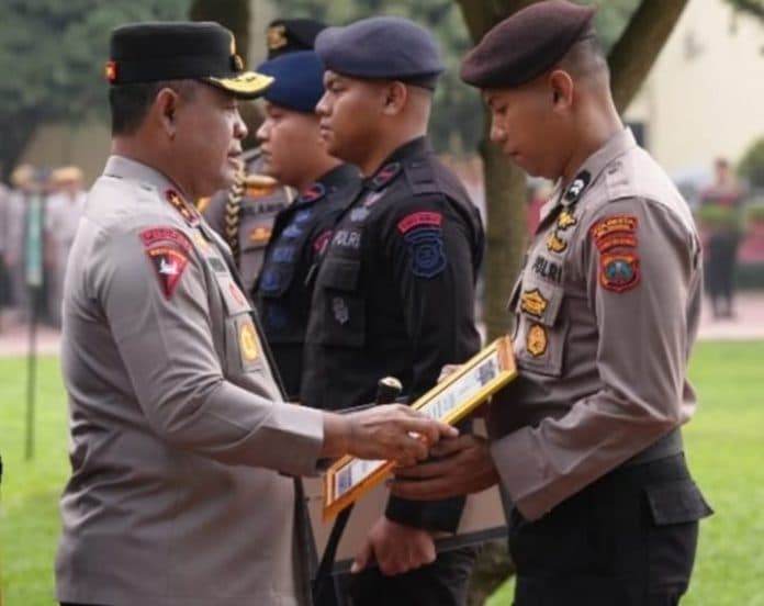 kapolda_sumut_beri_penghargaan_ke_polisi_penyelamat_warga_terjebak_banjir