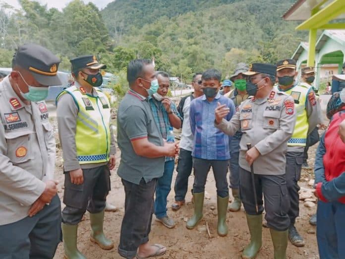 kapolda_sumut_dan_kapolres_tinjau_lokasi_longsor_di_lumbanjulu_toba