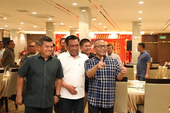 kapolda_sumut_terima_penghargaan_tokoh_peduli_wartawan